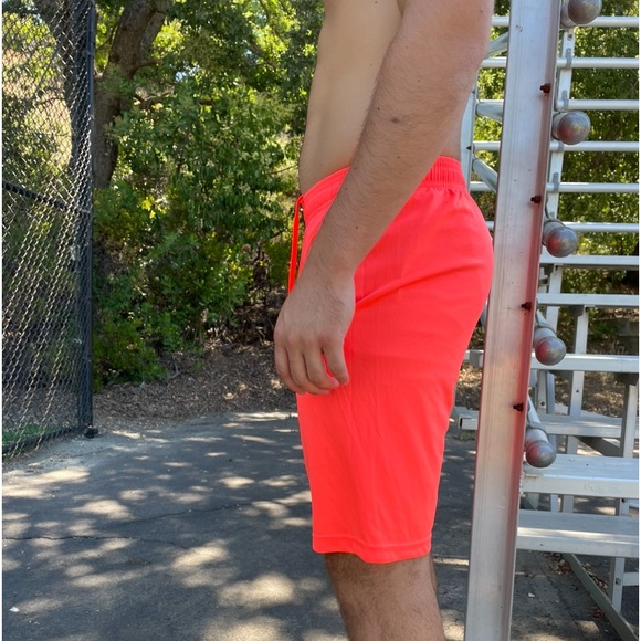 UNDER ARMOUR MEN NEON ORANGE SHORTS WORKOUT SPORT TRAINING RUNNING TECH GRAPHICS - Picture 7 of 17